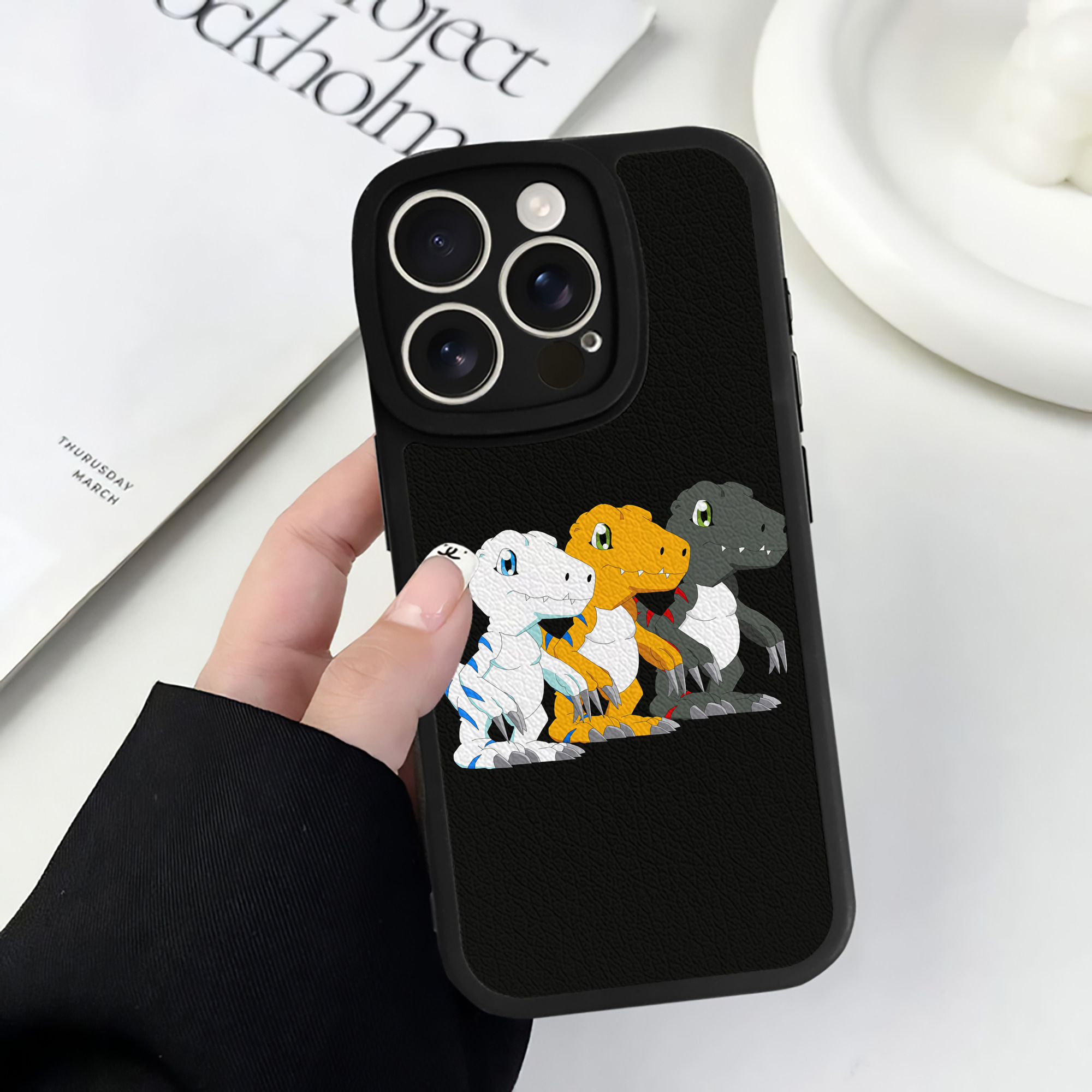 （画像用） Digimon デジタルモンスター/デジモン 【iPhone 16シリーズ対応】シリコンスマホケース（レザー調） 材質：シリコン